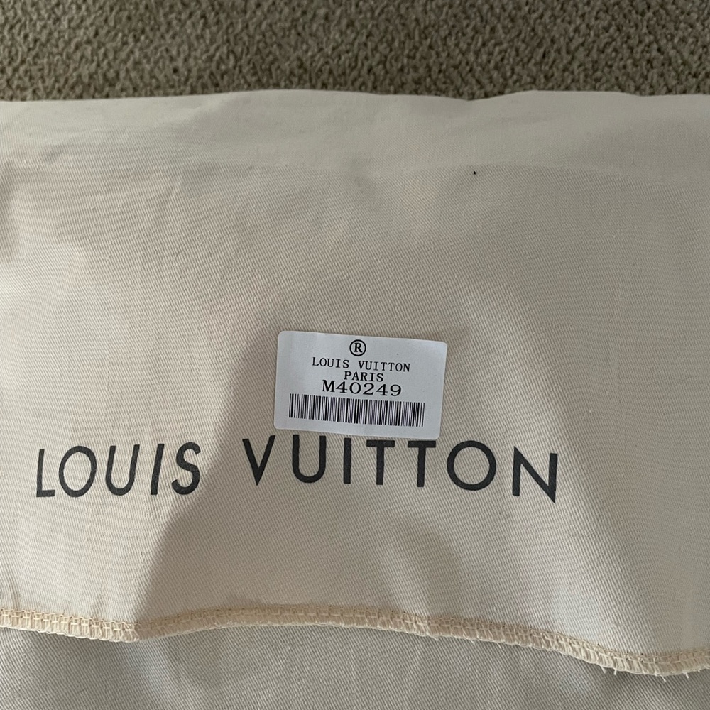 Louis Vuitton MM Artsy handbag.